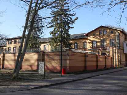 Eines der Geb&auml;ude vom Krankenhaus-Ma&szlig;regelvollzug auf dem Gel&auml;nde der Karl-Bonhoeffer-Nervenklinik.