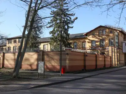Eines der Geb&auml;ude vom Krankenhaus-Ma&szlig;regelvollzug auf dem Gel&auml;nde der Karl-Bonhoeffer-Nervenklinik.
