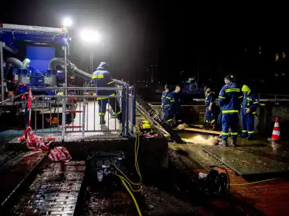 Einsatzkr&auml;fte des Technischen Hilfswerks (THW) betreiben am Stadthafen in Oldenburg eine Pumpe, um Wasser von einem R&uuml;ckhaltebecken in der Innenstadt in die Hunte zu bef&ouml;rdern.
