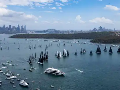Die Jachten fahren zur Startlinie der Segelregatta &laquo;Sydney Hobart Yacht Race&raquo;.