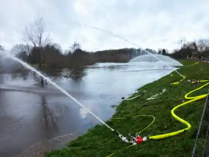 Gro&szlig;einsatz im Bereich des Leo-Stiftes durch die Wehren Essen und Bevern und dem THW: Wasser wird in die Hase zur&uuml;ckgepumpt.