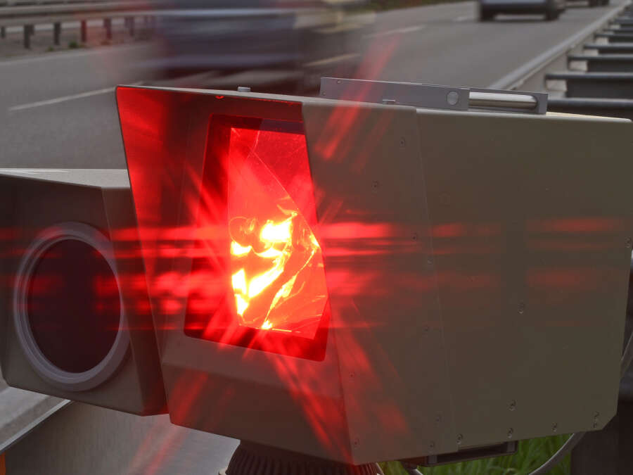 Blitzer an A29 bei Varel: Fahrverbot für rund 150 Raser – Blitzer an ...