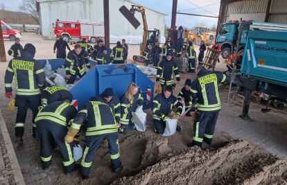 In Altenoythe haben rund 60 Kameraden der freiwilligen Feuerwehren der Stadt Friesoythe 5000 Sands&auml;cke gepackt.