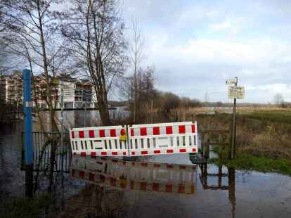 Gesperrt: Dieser Weg am Zwischenahner Meer in Eyhausen war am Dienstag nicht passierbar.