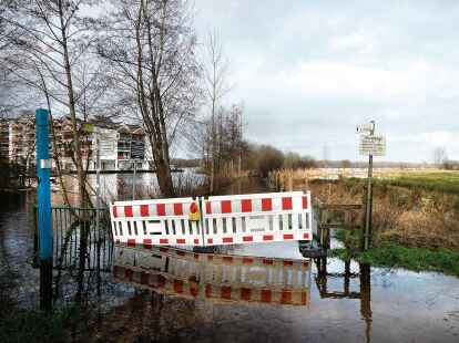 Gesperrt: Dieser Weg am Zwischenahner Meer in Eyhausen war am Dienstag nicht passierbar.