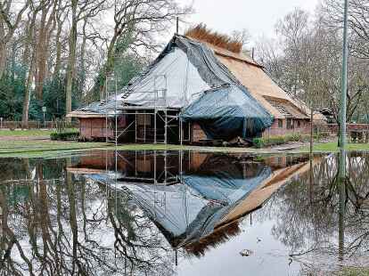 Doppelter Dweersack: das historische Geb&auml;ude spiegelt sich im Wasser, das nach intensiven Regenf&auml;llen nicht mehr abflie&szlig;en oder versickern kann.