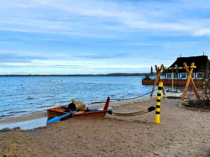 Gestiegener Pegel: Das Wasser des Zwischenahner Meeres hat am Dienstag auch den Janosch-Spielplatz im Kurort erreicht.