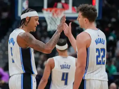 Franz Wagner (r) erzielte 28 Punkte f&uuml;r Orlando.