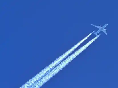 Wer auf das Fliegen verzichtet, verbessert seine CO2-Bilanz klar.