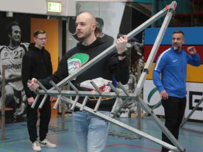 Der WSC Frisia hat die Bande f&uuml;r die  Fu&szlig;ball-Hallenturniere in der Nordfrost-Arena aufgebaut.