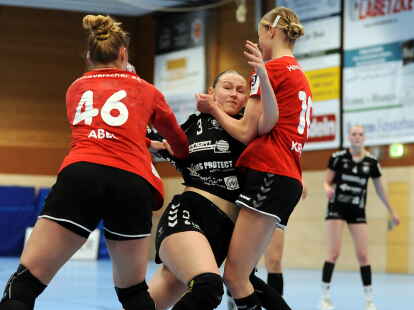 Vivienne Hildebrandt (schwarzes Dress) versucht sich durch die HSC-Abwehr zu tanken.