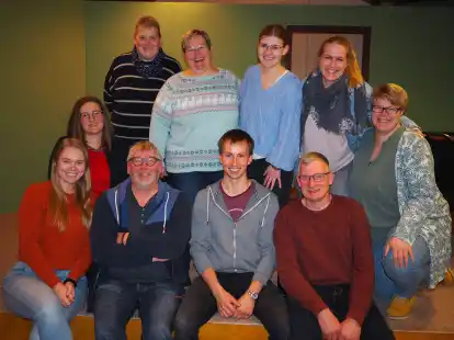 Flei&szlig;ig am &Uuml;ben: Die Schauspielerinnen und Schauspieler der Speelkoppel Lintel werden ab kommenden Februar das St&uuml;ck &bdquo;Kien Platz f&ouml;r twee&ldquo; pr&auml;sentieren.