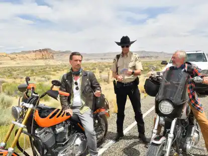 Max Parger (Florian Silbereisen, l) und Martin Grimm (Daniel Morgenroth, r) haben ein Problem: Sheriff Steve McCrown (Kai Pflaume) erkennt ihre F&uuml;hrerscheine nicht an.