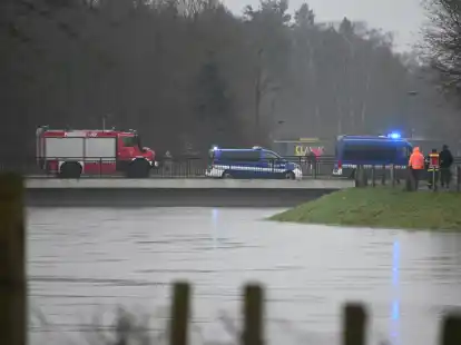 Feuerwehr und THW kontrollieren in L&ouml;ningen die Deiche.