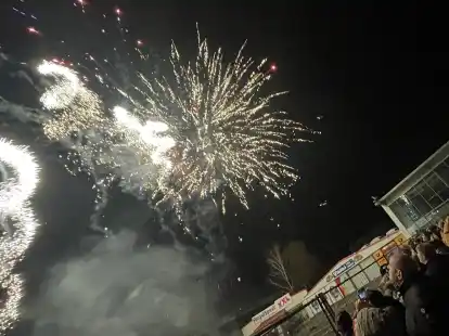 Feuerwehr am Nachthimmel &uuml;ber dem Einkaufszentrum Wessels in Moordorf. Viele Hundert Schaulustige wollten sich das Spektakel nicht entgehen lassen.