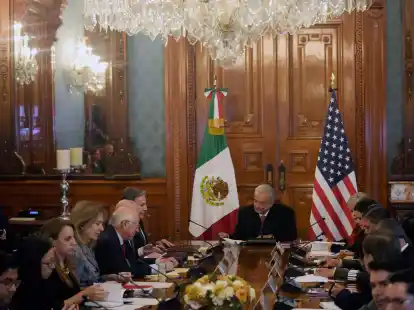 Mexikos Pr&auml;sident Andr&eacute;s Manuel L&oacute;pez Obrador (oben, M) und US-Au&szlig;enminister Antony Blinken (oben, l) sprechen &uuml;ber das Thema irregul&auml;re Migration.