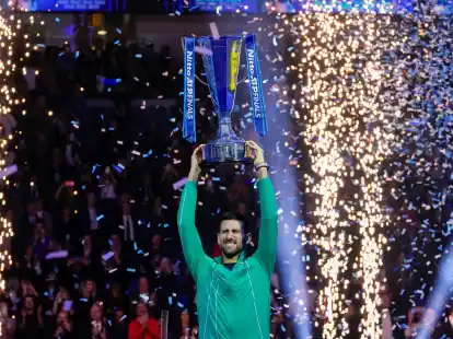 Novak Djokovic jubelt mit seiner Troph&auml;e nach seinem Sieg.