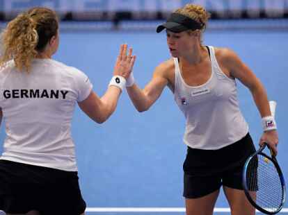 Die deutschen Tennisspielerinnen um Anna-Lena Friedsam (l) und Laura Siegemund m&uuml;ssen in Brasilien antreten.