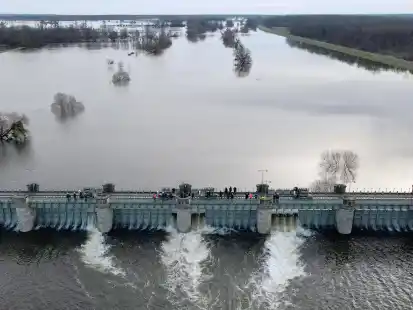 Das Pretziener Wehr in Sachsen-Anhalt wird gezogen. Das etwa 135 Meter lange Wehr war zuletzt im Juni 2013 ge&ouml;ffnet worden. Auch jetzt soll es daf&uuml;r sorgen, dass ein Drittel des Elbwassers in einen 21 Kilometer langen Kanal flie&szlig;t, um Sch&ouml;nebeck, Magdeburg und andere Orte in den Elbniederungen herum, bis es wieder in die Elbe flie&szlig;t.