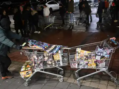 Junge Niederl&auml;nder sind extra angereist, um zu Beginn des Verkaufs von Silvesterfeuerwerk bei einem Discounter in der Grenzregion deutsches Feuerwerk einzukaufen.