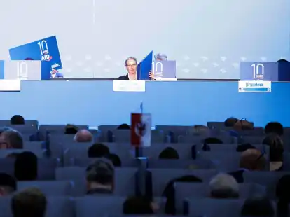 Die AfD-Bundesvorsitzende Alice Weidel bei der Europawahlversammlung in der Messe Magdeburg.