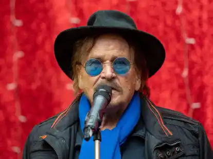 Frank Zander wird im Januar operiert - bis dahin trinkt er auch schon mal ein Bier.