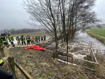 So einfach wie in den vergangenen Tagen kommt die Feuerwehr nicht mehr an den Deich im Barnef&uuml;hrer Holz heran.
