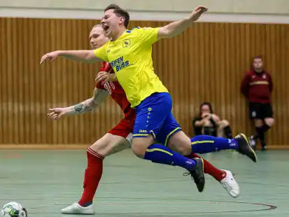 Mehr Schwierigkeiten als erwartet hatte Bunde (rote Spielkleidung) mit dem SC Rhauderfehn/Langholt.