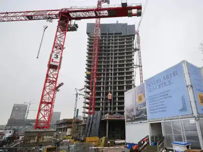 Auf der Baustelle des Elbtowers in Hamburg ruhen wegen Finanzproblemen der Signa Holding seit Oktober die Arbeiten.