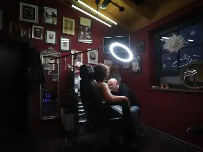 Tattoo-K&uuml;nstler Andy Engel (r) t&auml;towiert der Brustkrebspatientin Anja D. eine Brustwarze.