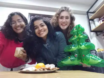 Die Wilhelmshavenerin Dorka Antons (rechts) feierte mit ihren Freundinnen Eva (links) und Deepali ein kleines Weihnachtskaffeest&uuml;ndchen an Heiligabend in Nepal.