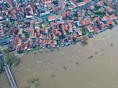 Blick auf die teilweise unter Wasser stehende Altstadt von Verden an der Aller. In weiten Teilen Niedersachsens bleibt die Hochwasserlage angespannt.