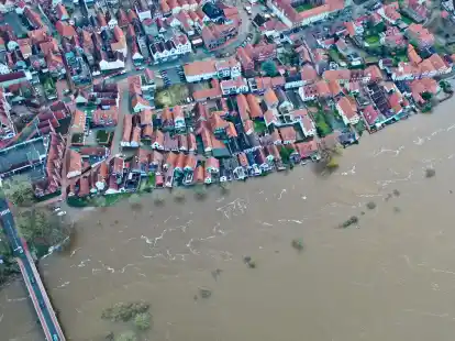 Blick auf die teilweise unter Wasser stehende Altstadt von Verden an der Aller. In weiten Teilen Niedersachsens bleibt die Hochwasserlage angespannt.