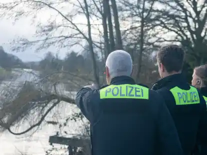 Die Einsatzkr&auml;fte von Polizei und Feuerwehr sind seit dem Hochwasser im Dauereinsatz.