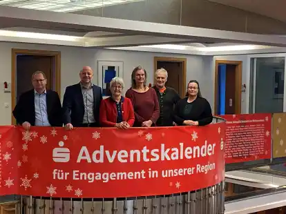 Spenden&uuml;bergabe an den Lesetoll und den Kinderschutzbund: aus dem Adventskalender wurden in Ostfriesland 24 Vereine im Bereich der Sparkasse Aurich-Norden bedient.