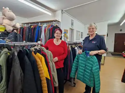 Arbeiten mit viel Freude ehrenamtlich in der Huder Kleiderkammer: Petra H&ouml;lsche (ehemalige Leiterin) und die aktuelle Leiterin Brigitte Pung