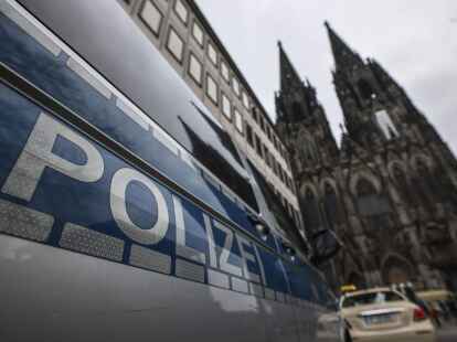 Ein Polizeifahrzeug steht vor dem K&ouml;lner Dom. F&uuml;r den Jahreswechsel sei die Polizei gut aufgestellt, &laquo;f&uuml;r alles, was da kommen mag&raquo;, sagt Einsatzleiter Martin Lotz.