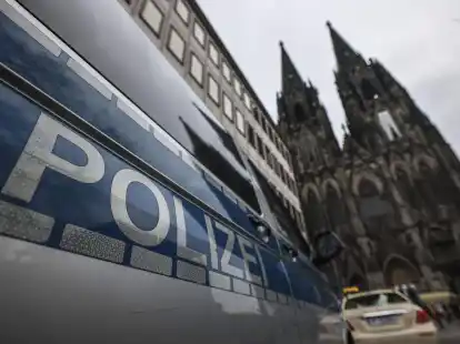 Ein Polizeifahrzeug steht vor dem K&ouml;lner Dom. F&uuml;r den Jahreswechsel sei die Polizei gut aufgestellt, &laquo;f&uuml;r alles, was da kommen mag&raquo;, sagt Einsatzleiter Martin Lotz.