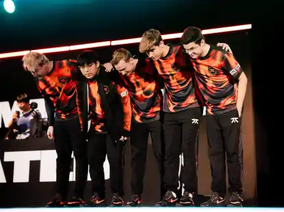 Fnatic kann sich nach einem 2:1-Sieg gegen Cloud9 weiter f&uuml;r die Playoffs der LoL-WM qualifizieren.