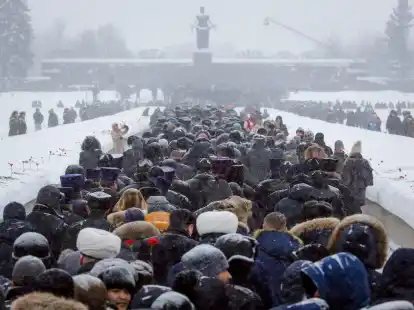 Auf dem Friedhof Piskarjowskoje in St.Petersburg sind Tote der Leningrader Blockade in Massengr&auml;bern beerdigt.