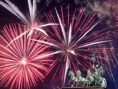 Am Brandenburger Tor findet wieder die traditionelle Silvesterparty statt. (Archivbild)