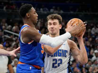 Franz Wagner (r) zieht gegen Knicks-Guard RJ Barrett zum Korb.