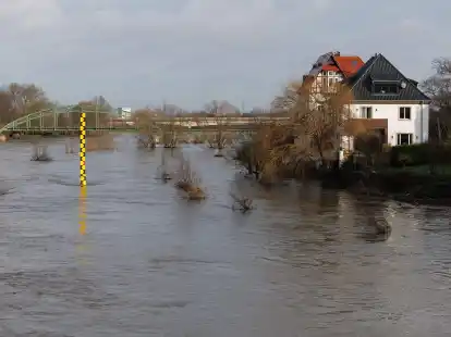 Trotz leichter Entspannung der Pegelst&auml;nde f&uuml;hren zahlreiche B&auml;che und Fl&uuml;sse in Nordrhein-Westfalen weiterhin Hochwasser.