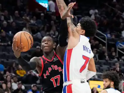 Dennis Schr&ouml;der (l) spielte zwar stark, aber verlor mit den Toronto Raptors bei den Detroit Pistons.