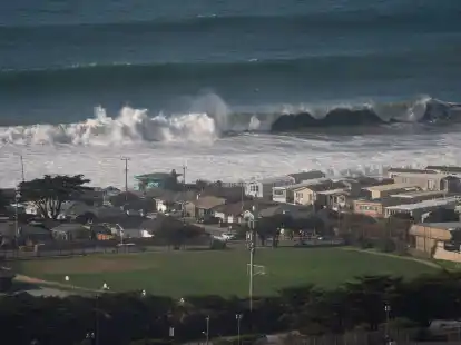 Riesige Wellen an der K&uuml;ste von Pacifica nahe San Francisco.