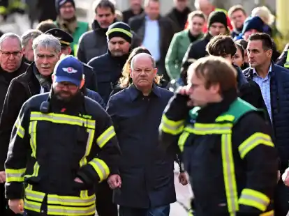 Bundeskanzler Olaf Scholz in der Innenstadt von Verden/Aller.