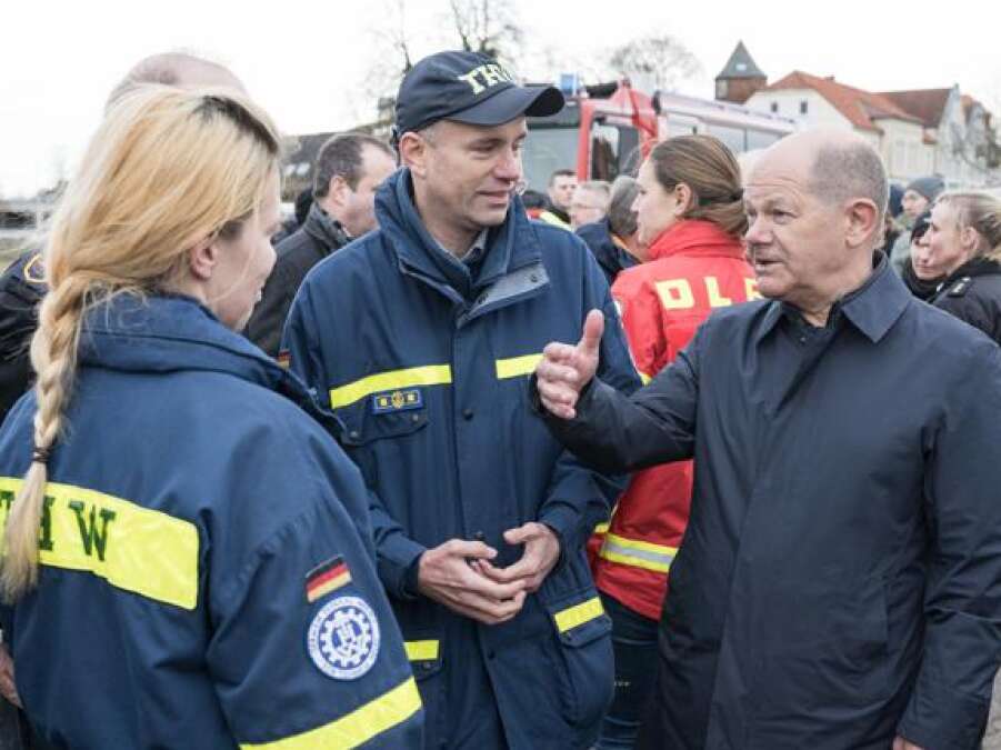 Bundeskanzler Olaf Scholz würdigt in Verden den Einsatz der Helfer