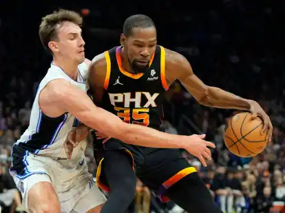 Franz Wagner (l) verteidigt gegen Suns-Starspieler Kevin Durant.