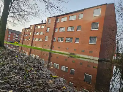 Gewohnter Anblick an der Wilhelm-Hauff-Stra&szlig;e: Vor den Mehrparteienh&auml;usern sammelt sich das Wasser.