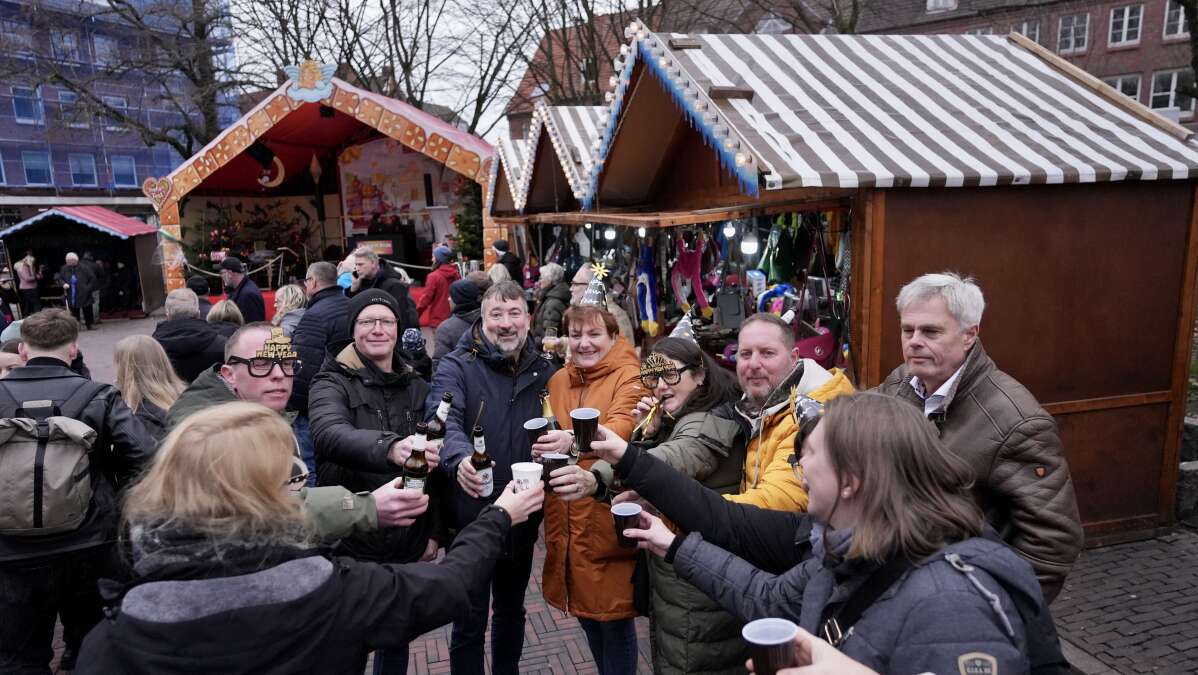 Silvester in Emden Emder feiern beim Elführtje im Stadtgarten in den
